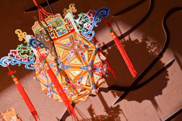 彩灯明长夜,巧手现玲珑,在豫园灯会三十年暨中国灯彩艺术展感受非遗魅